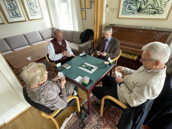 Terje og Michal satt mye på lederbordet og vant til slutt. Her er det Ivan og Ragnhild som gjester lederbordet.