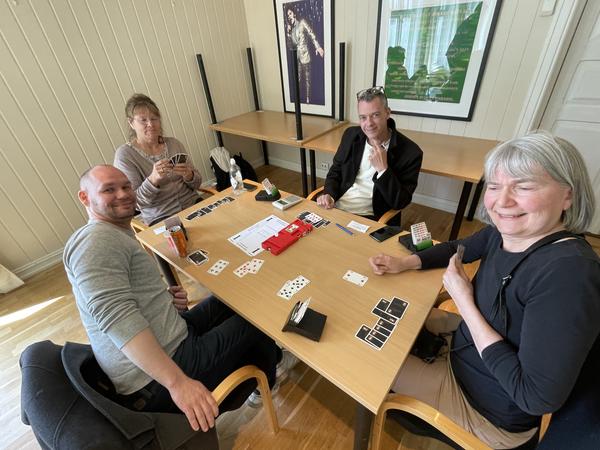 Nybegynnerparet Britt Sire og Hilde S. Donoghue sjokket alle med å sitte på lederbordet i minst 4 runder!