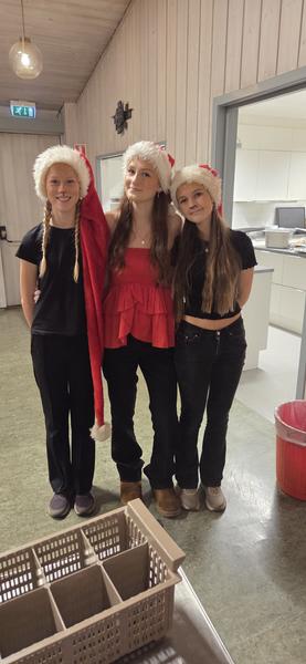 Sofie, Ronja og Asora skapte god julestemning