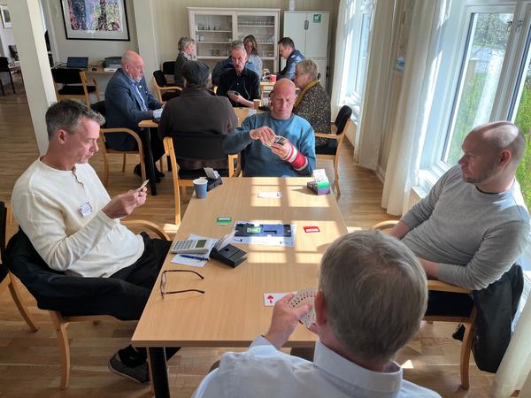 Stig vurderer korta godt og kom sammen med makker Kim Kvernebo på 2. plass