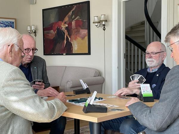 Her er klubbens eldste makkerpar i aksjon. Frigyes Garai 90 år sammen med sin yngre makker Arild Mysen 80 år