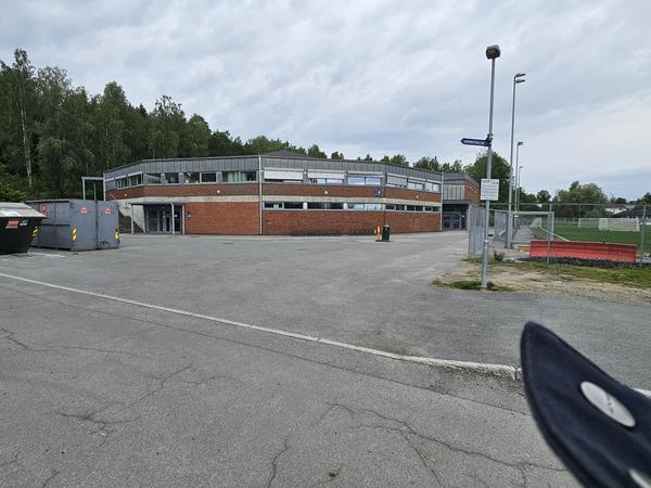 Flerbrukshall, vår inngangsdør ser du helt til venstre